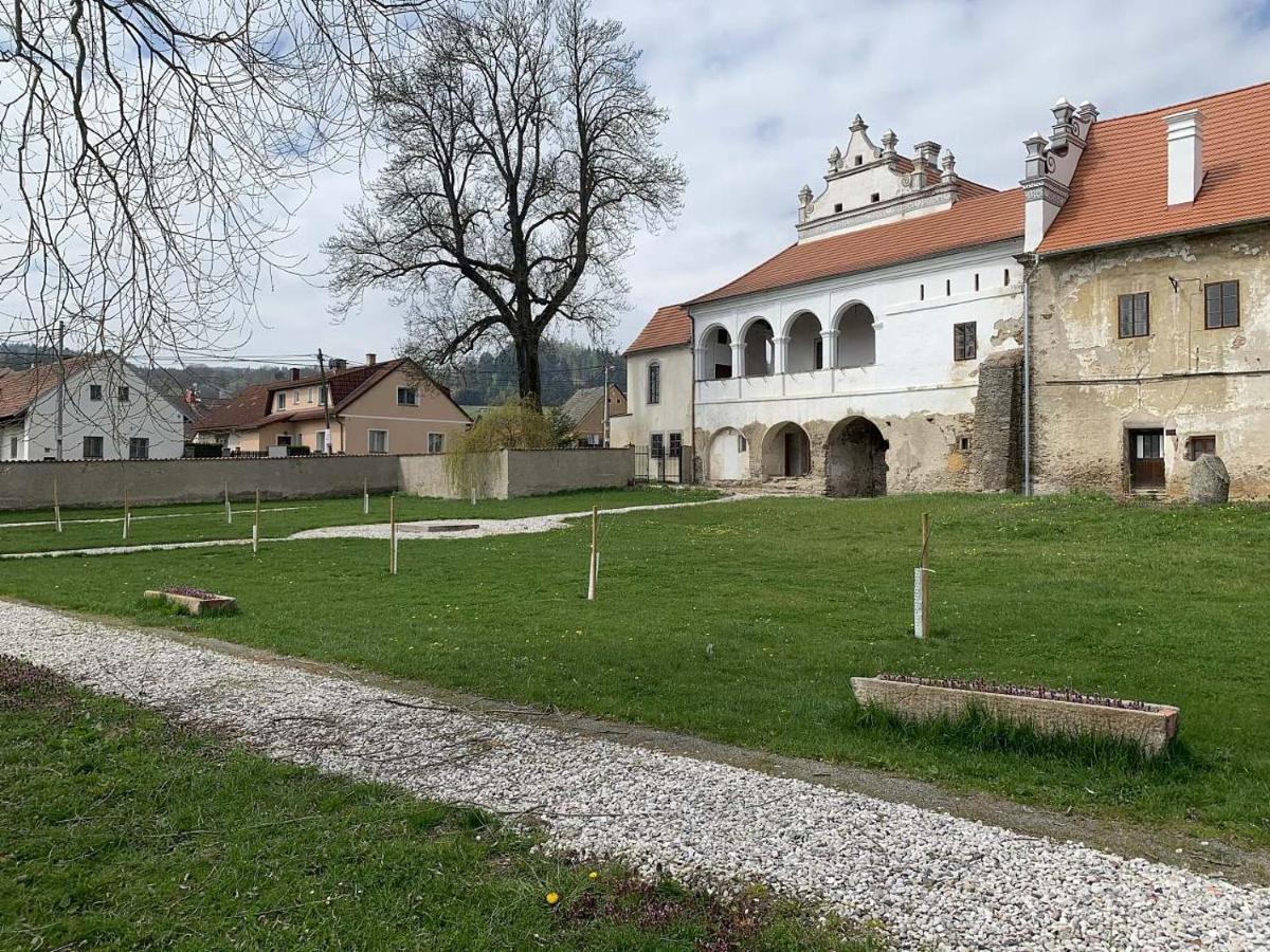 Zámek Mokrosuky Esterno foto