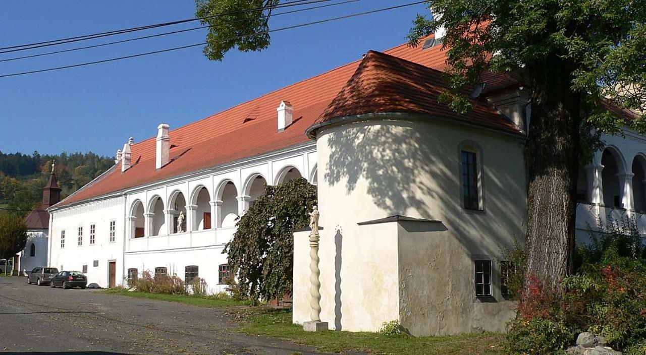 Zámek Mokrosuky Esterno foto