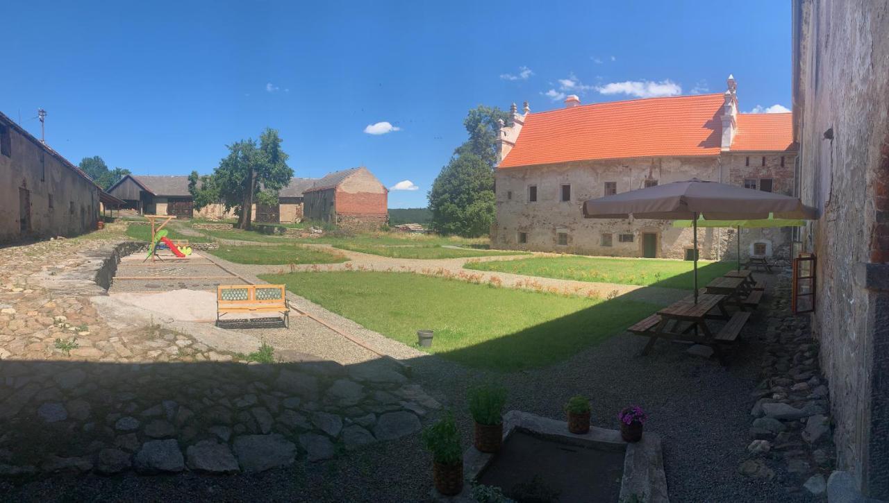 Zámek Mokrosuky Esterno foto